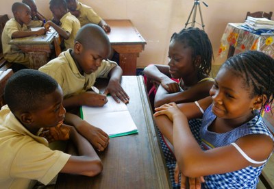 Graines de Paix Côte d'Îvoire - Elèves apprenant en collaborant