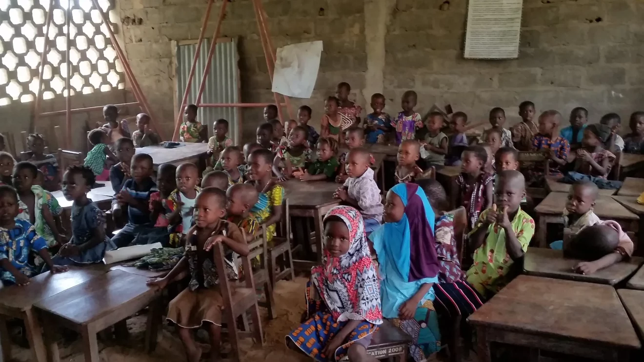 Enfants en classe au Bénin participant aux programmes éducatifs de Graines de Paix