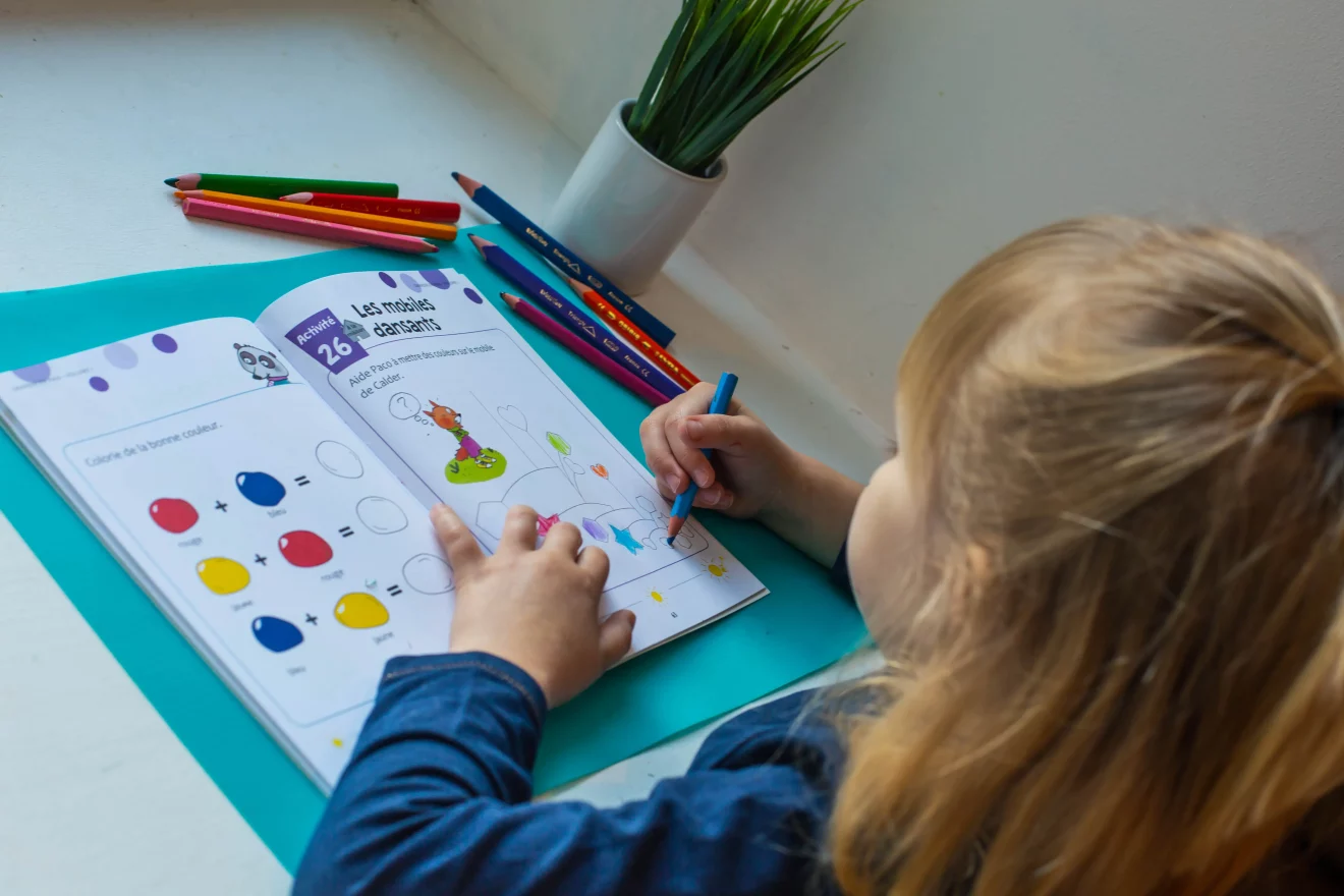 Enfant utilisant le matériel pédagogique Grandir en paix