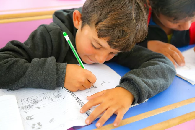 Enfant en classe de primaire
