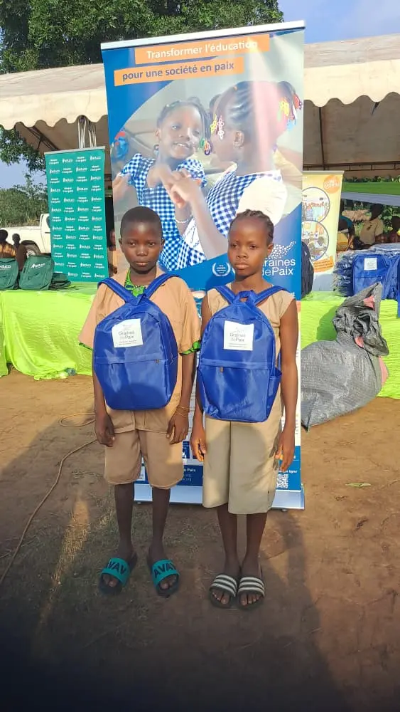 Remise kit scolaire aux élèves - commune de Lalo