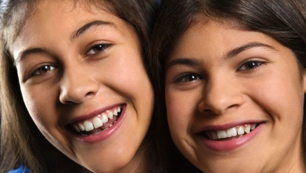 Portrait de deux adolescentes souriantes