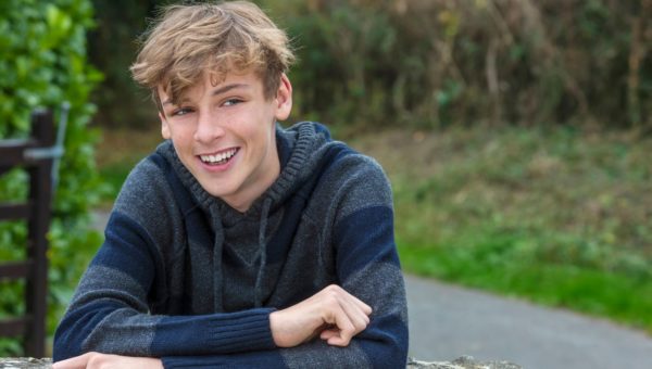 Portrait d'un garçon souriant