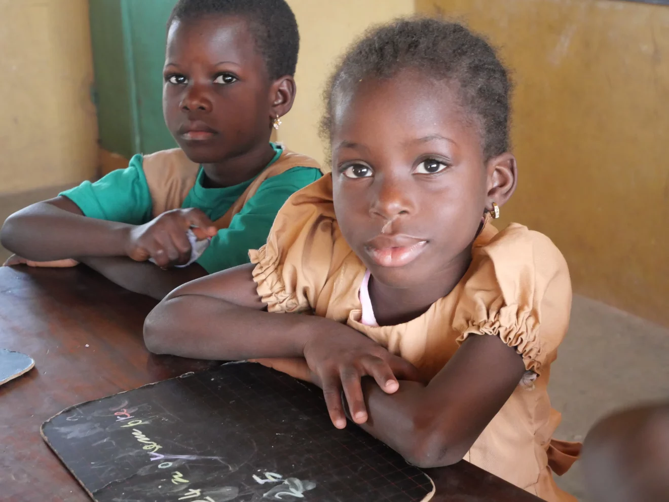 2 filles à leur bureau au Bénin