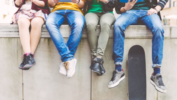 Jeunes assis côte à côte, illustrant la jeunesse et le vivre-ensemble