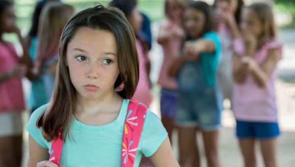Fillette moquée par d'autres enfants, reflet des enjeux émotionnels des enfants